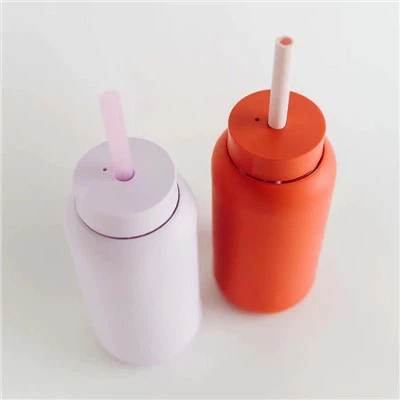 Boutèy dlo an vè ak manch silikon ak pay